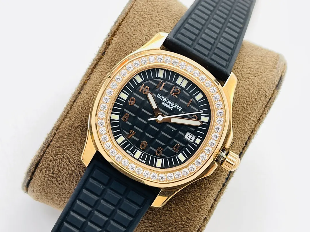 [PFF Factory2021 new masterpiece] The most powerful version of V2 is coming. The Patek Philippe AQUANAUT women's quartz series creates the best copy on the market, bringing the best experience on the entire network, heroic appearance, and luxurious collection! Welcome to the goddess tasting! 1⃣️【Case】 1.Watch size 35.6 mm X 9.5 mm! The rounded octagonal case is consistent with the original, maintaining the retro shape and exquisite workmanship. 2. The screw-in handle design and solid bottom cover structure are consistent with the original version. 3. The bezel is inlaid with 46 top-grade Swarovski crystals (1 carat) and the case is inlaid with 88 top-grade Swarovski crystals (1.91 carat) 2⃣️【Excellent details】 1. Made of natural composite rubber (Tropical) material consistent with the original, which is durable and wear-resistant, and can resist seawater erosion and ultraviolet radiation. 2. A perfect clone of Aquanaut’s classic folding clasp, even the very small corners are chamfered to ensure the original comfort. PFF Factory2021 ingenious masterpiece welcomes your tasting